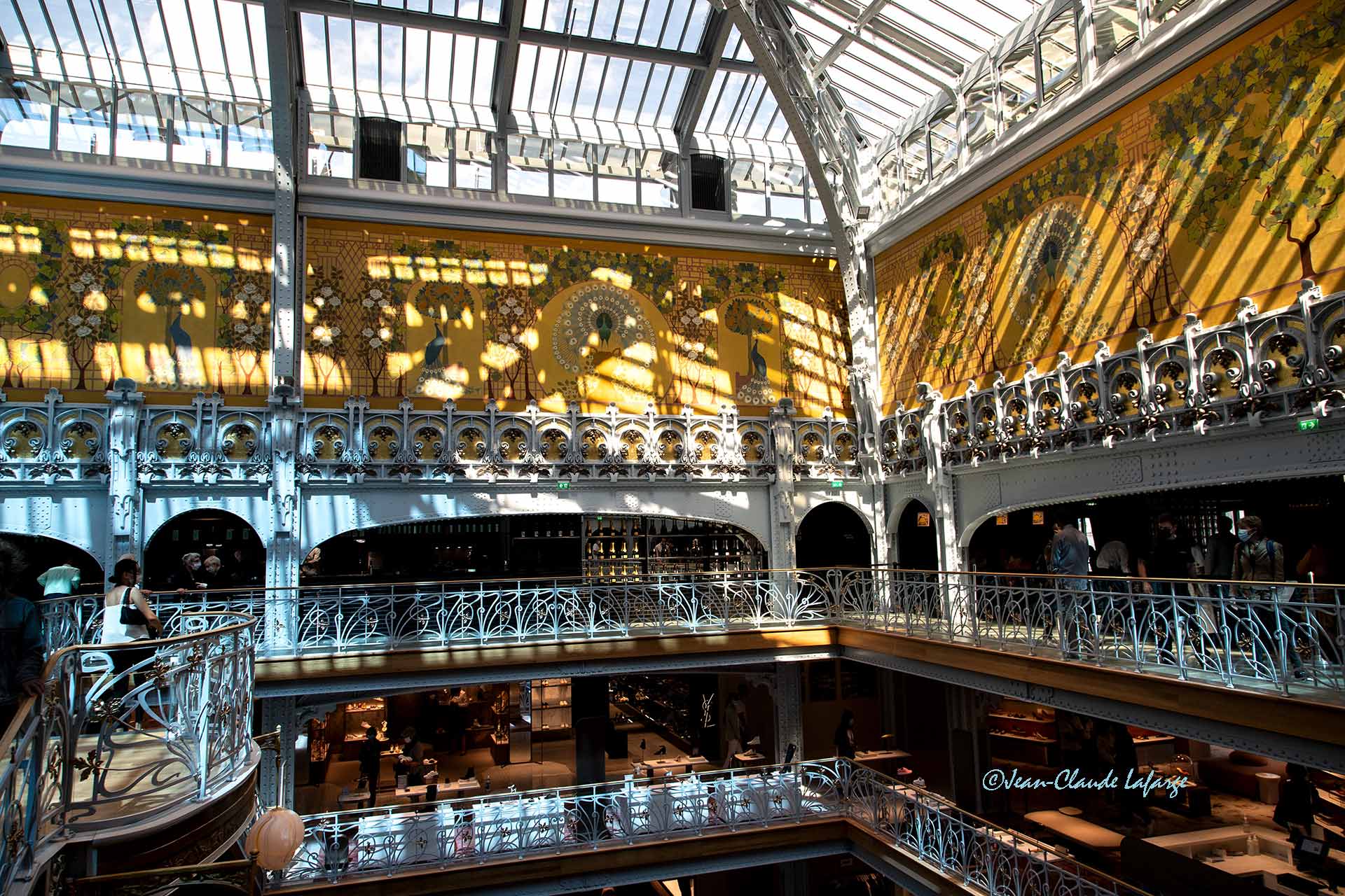 Samaritaine Paris Pont Neuf. Architecture sous la verrière avec le soleil pénétrant.